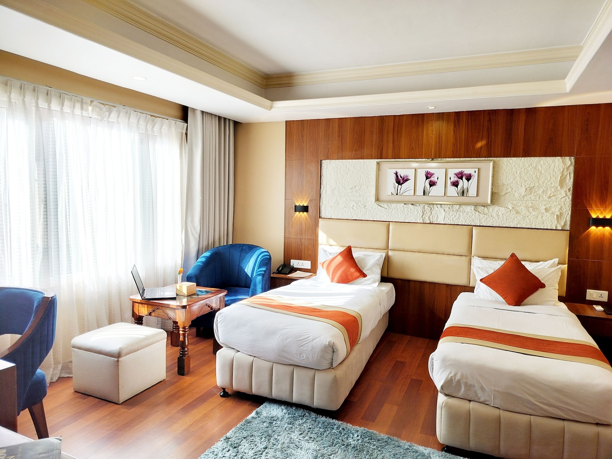 DELUXE, TWIN BEDS