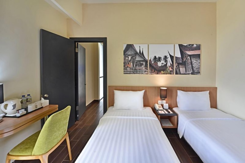 Whiz Prime Hotel Khatib Sulaiman Padang 2/18