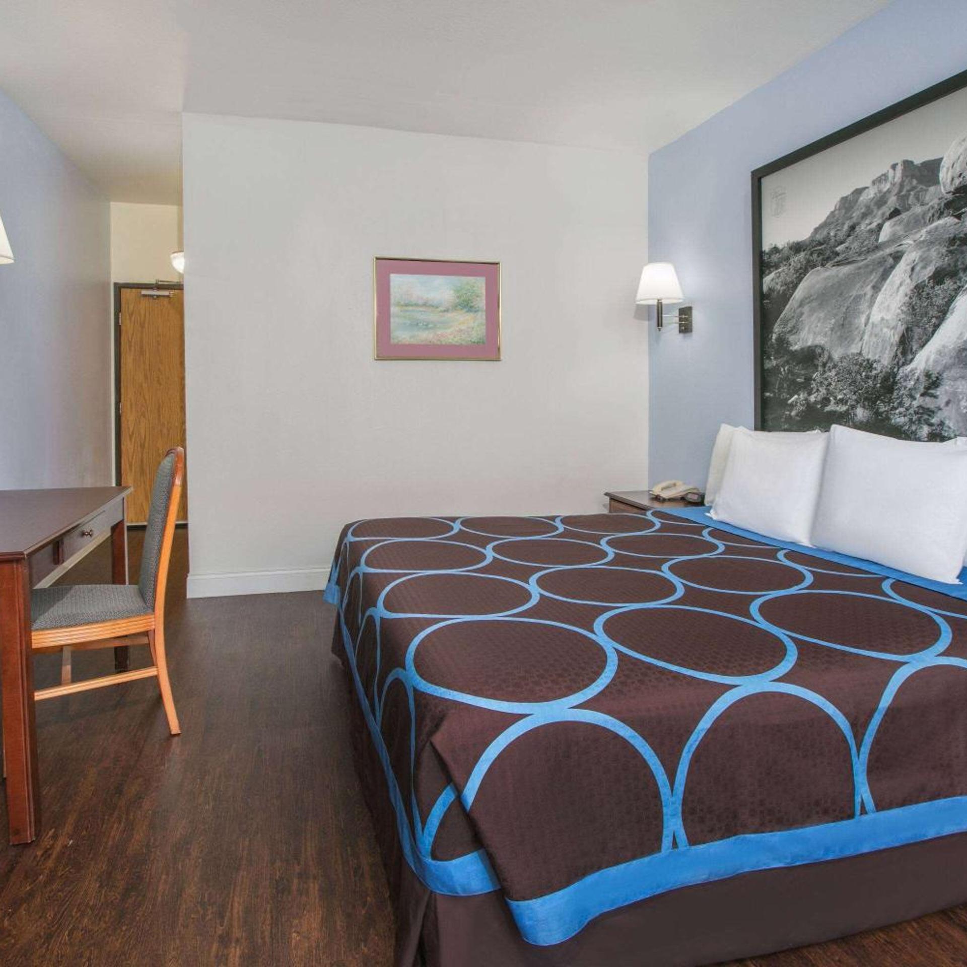 غرفة بسرير كينج للمدخنين، Super 8 by Wyndham Garland North Dallas Area 2/2