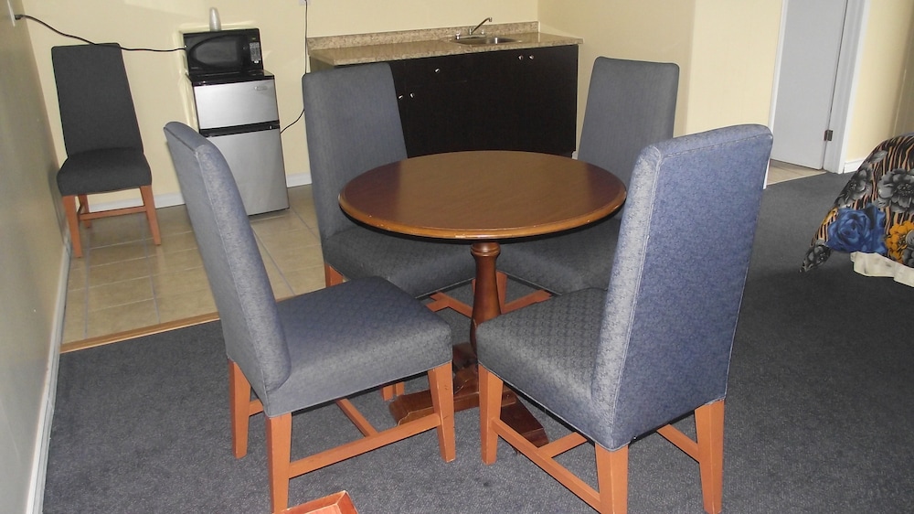 Empress Inn And Suites By the Falls 53/61