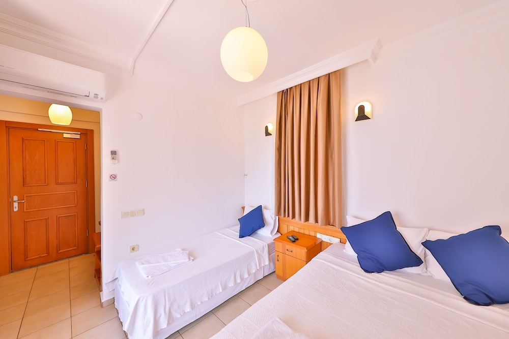 Kuluhana Hotel 12/50