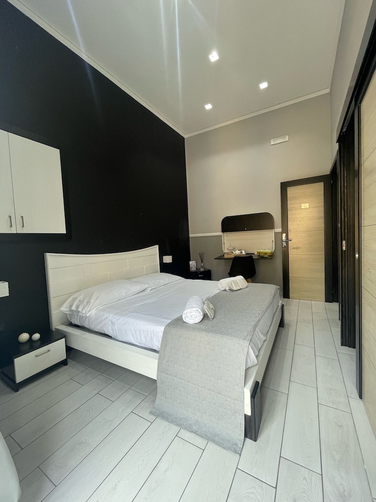 Parthenope Rooms 8/50