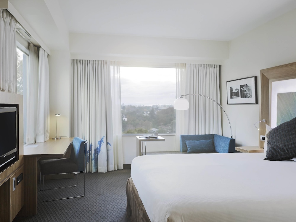 DELUXE, KING BED