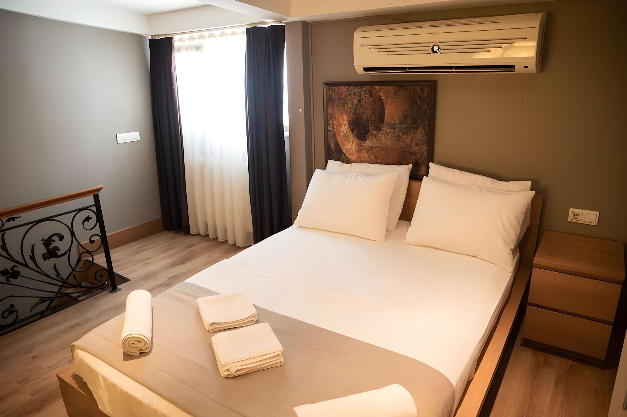 Duplex, City, Queen Bed