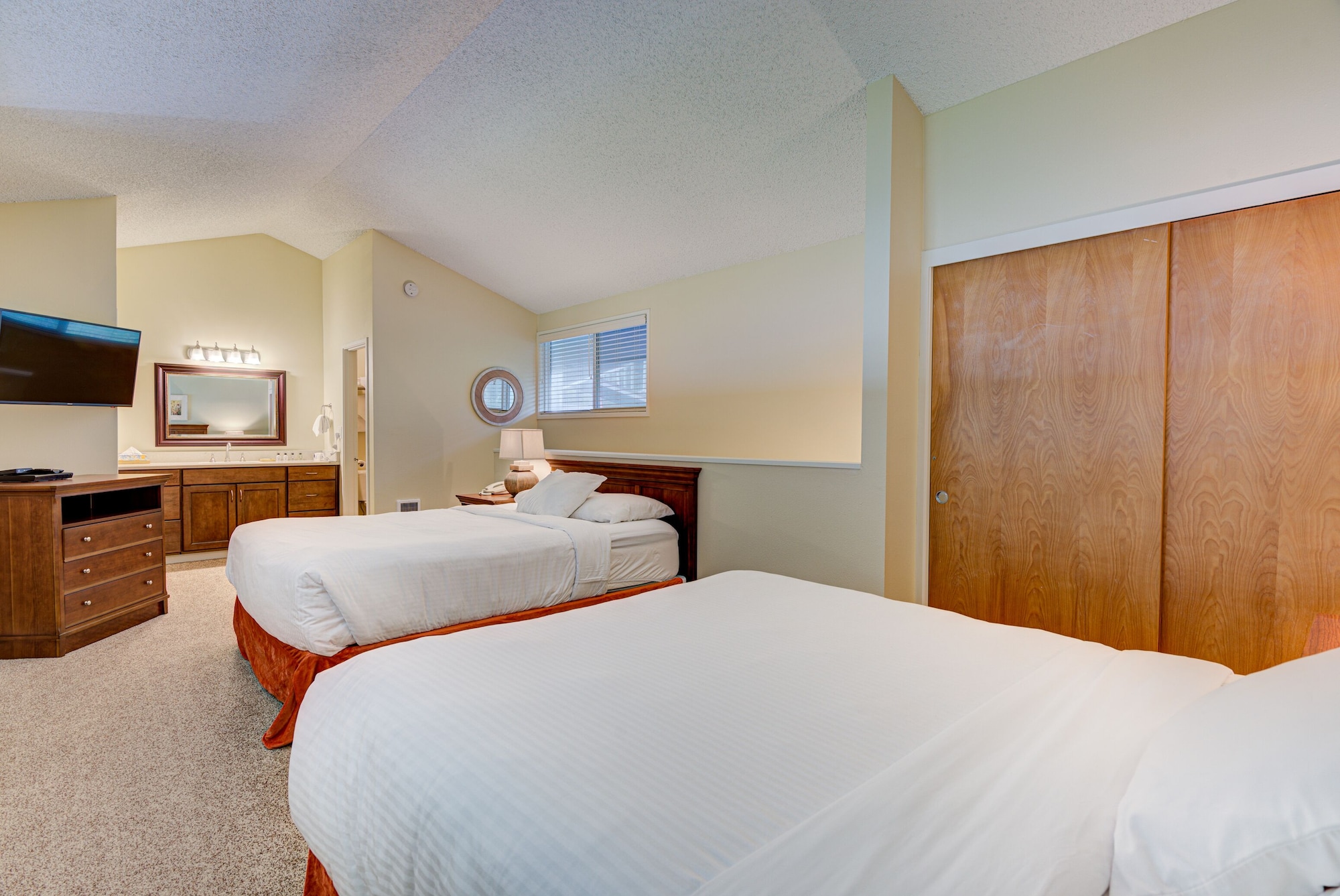 loft, 2 queen beds, forest view