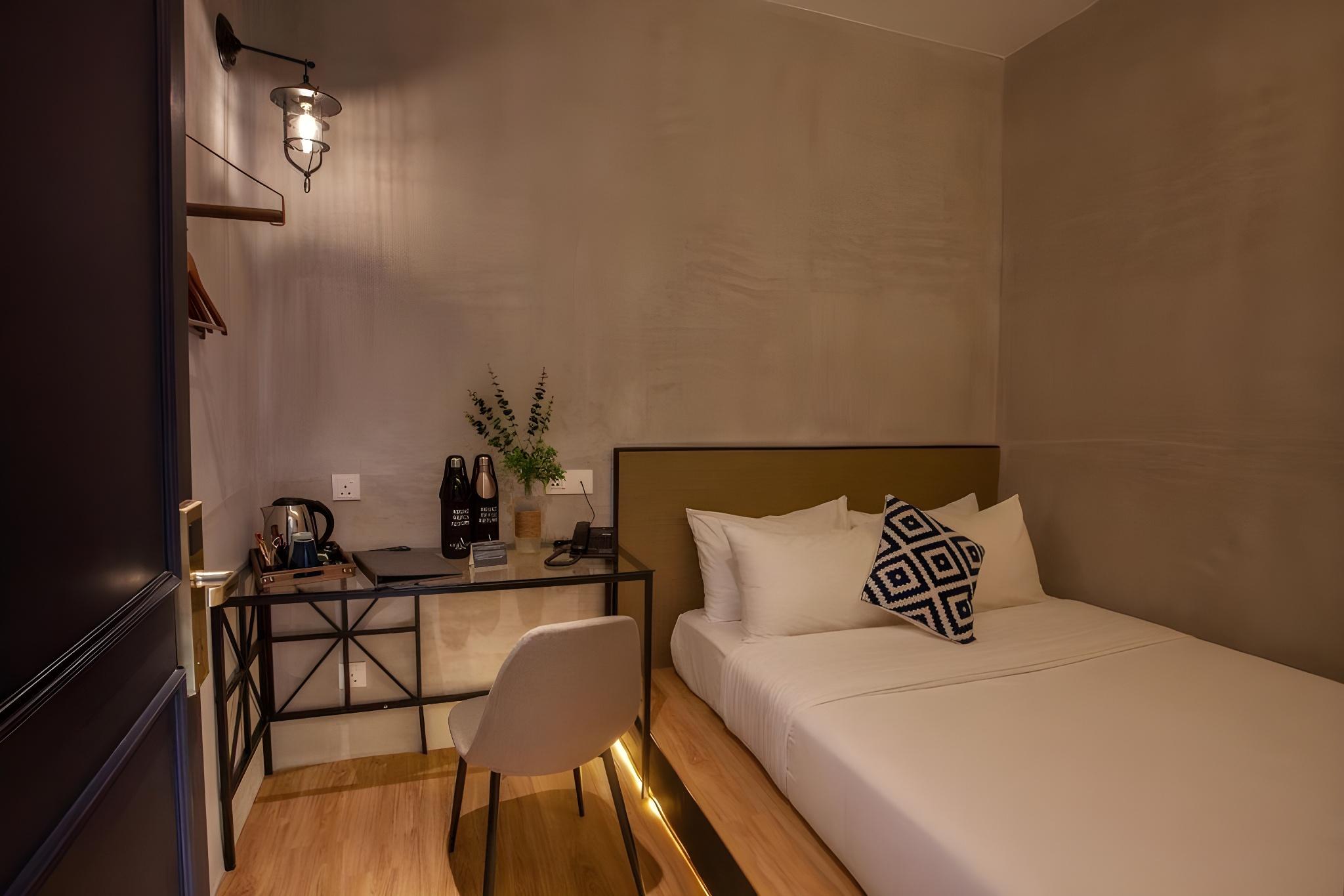 Economy, King Bed, Queen Bed, No Window