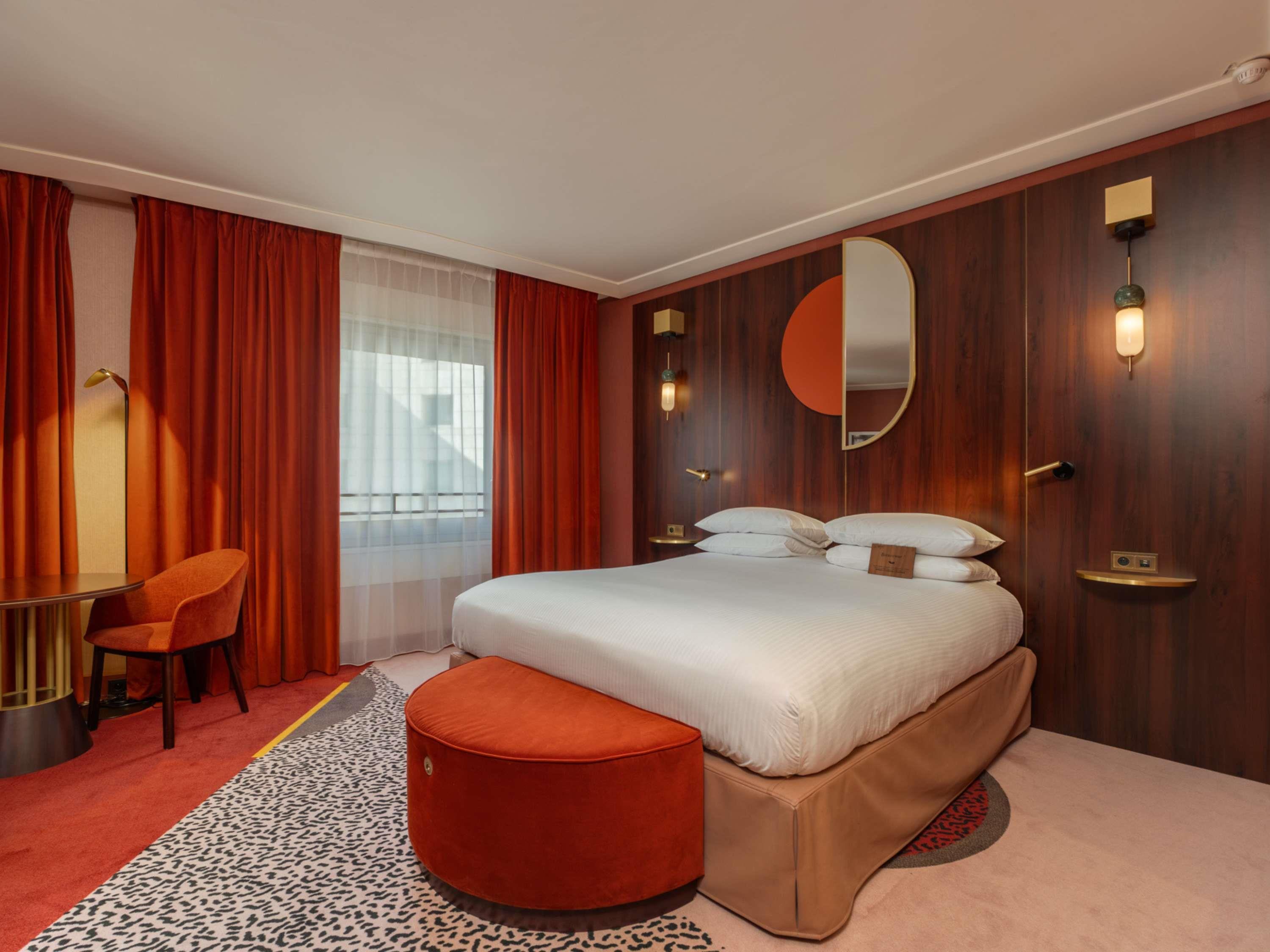 JUNIOR SUITE, KING BED, SOFA