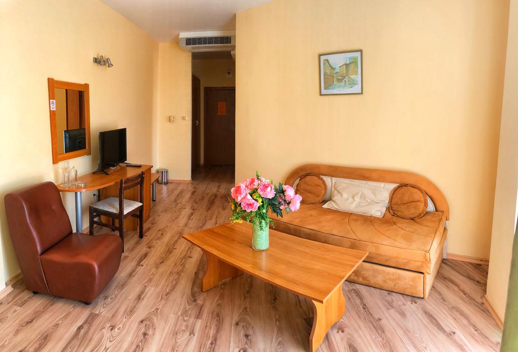 Flamingo Beach Hotel 44/63