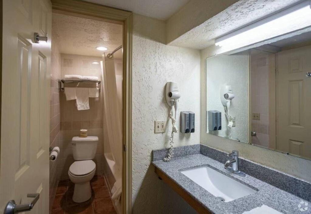 Econo Lodge Canadian, TX 22/22