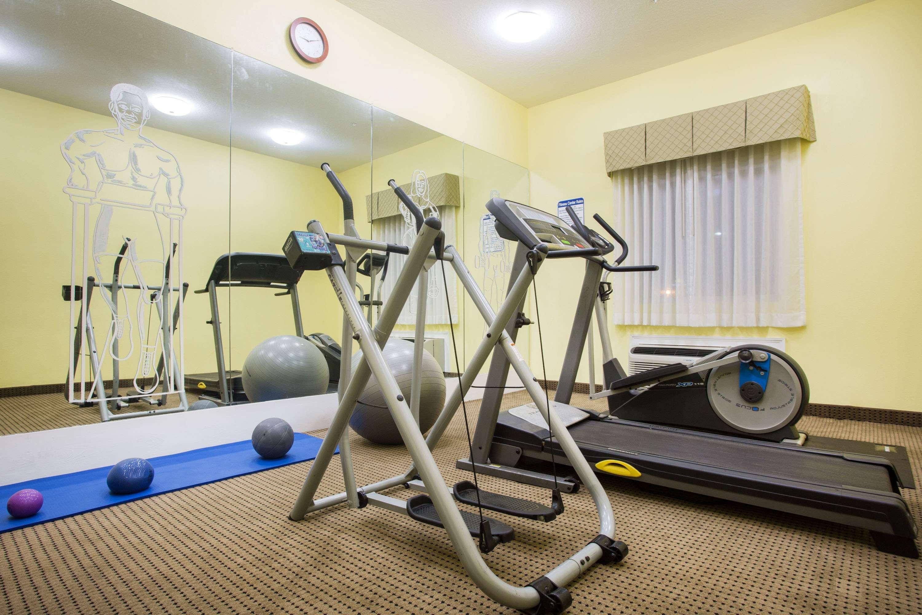 Days Inn & Suites by Wyndham Swainsboro 15/21