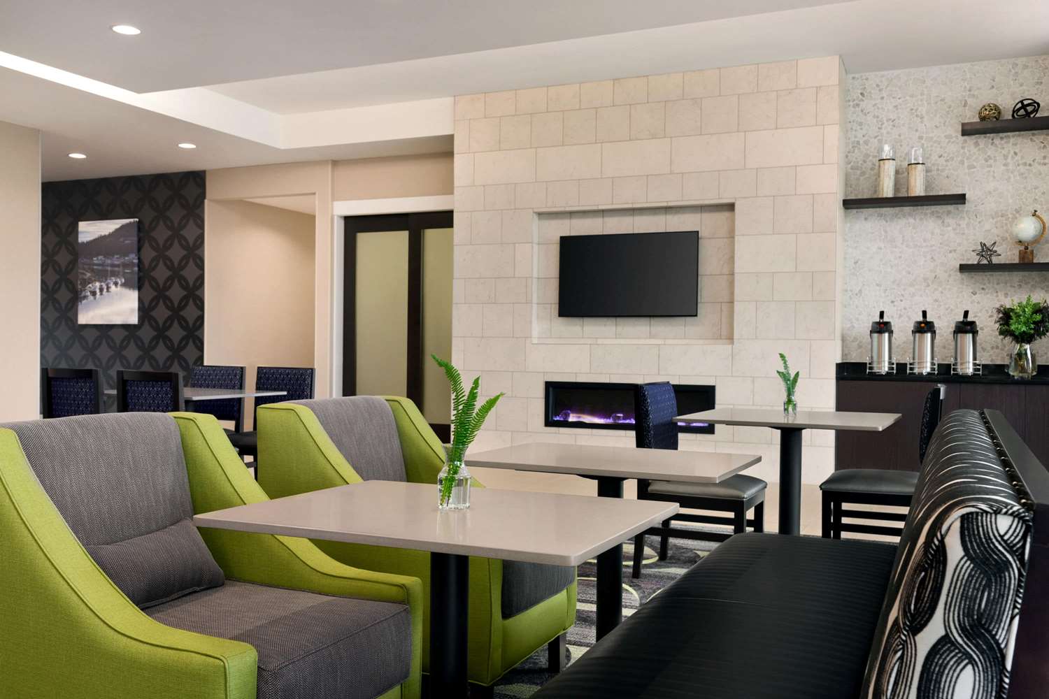 La Quinta Inn And Suites by Wyndham Burlington 14/22