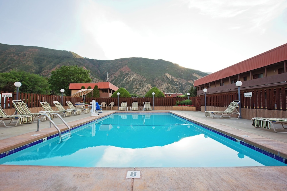 Glenwood Springs Cedar Lodge 42/48