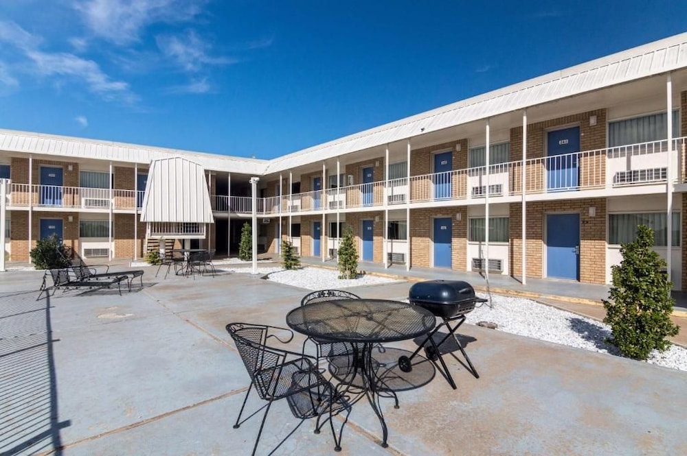 Motel 6 Clinton OK 6/64