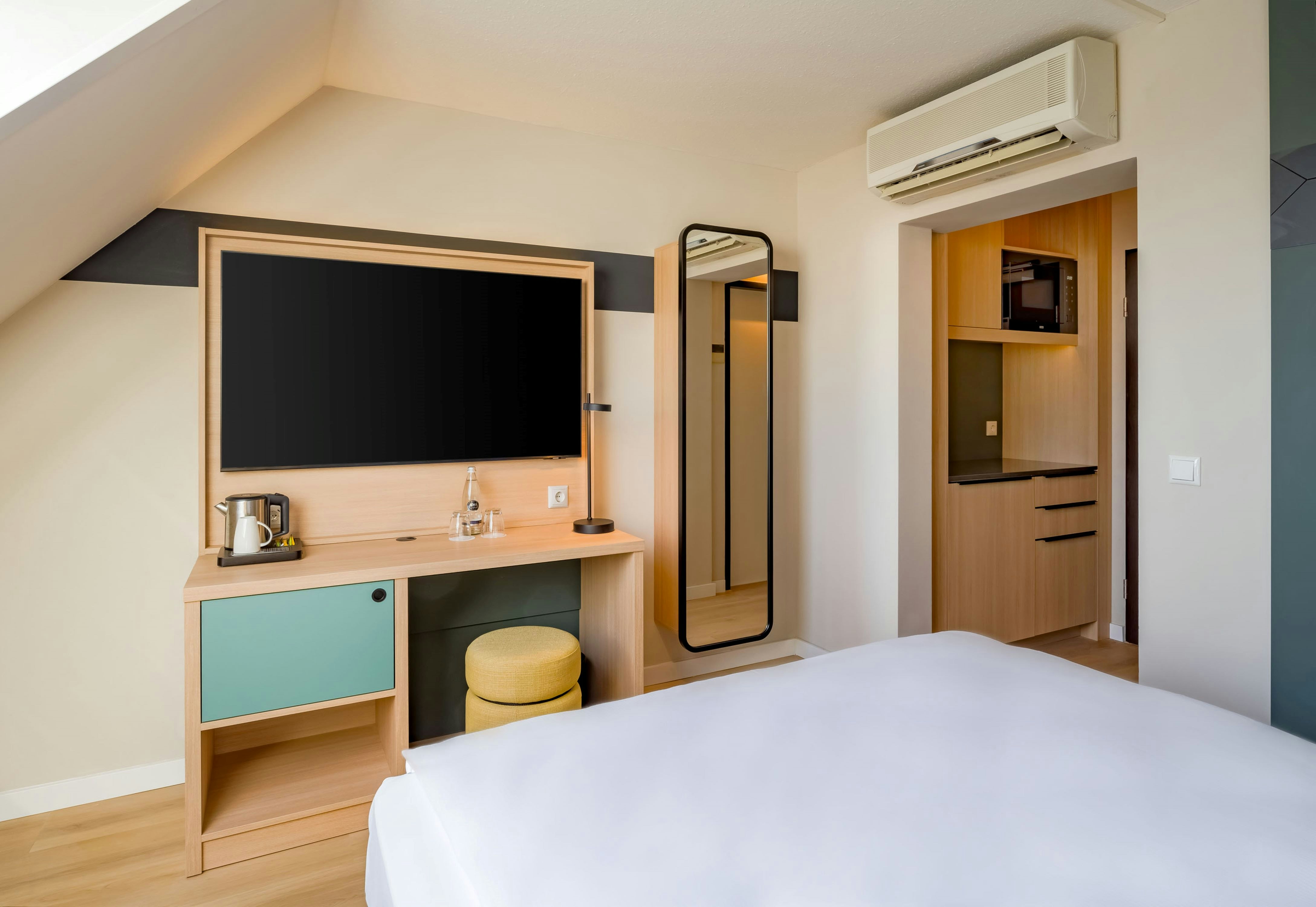 ROOM, QUEEN BED, KITCHENETTE