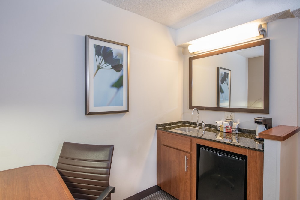 Hyatt Place Minneapolis/Eden Prairie 68/68