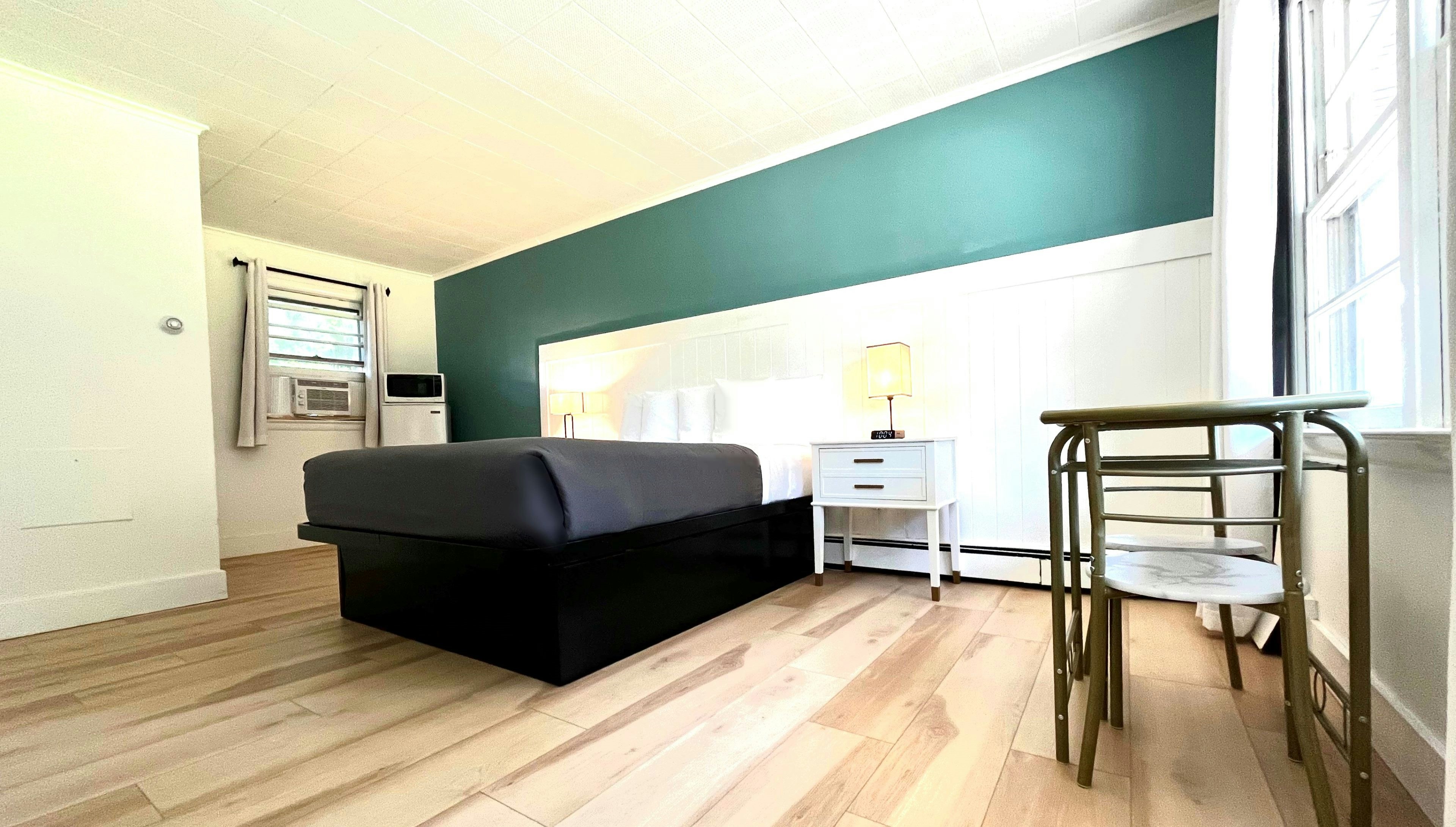 Room, Queen Bed, Lake Side