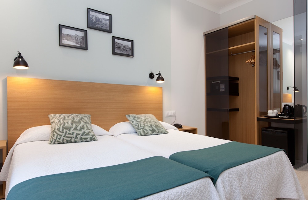 CONNECTING, 2 DOUBLE BEDS, PUERTA DEL SOL VIEW