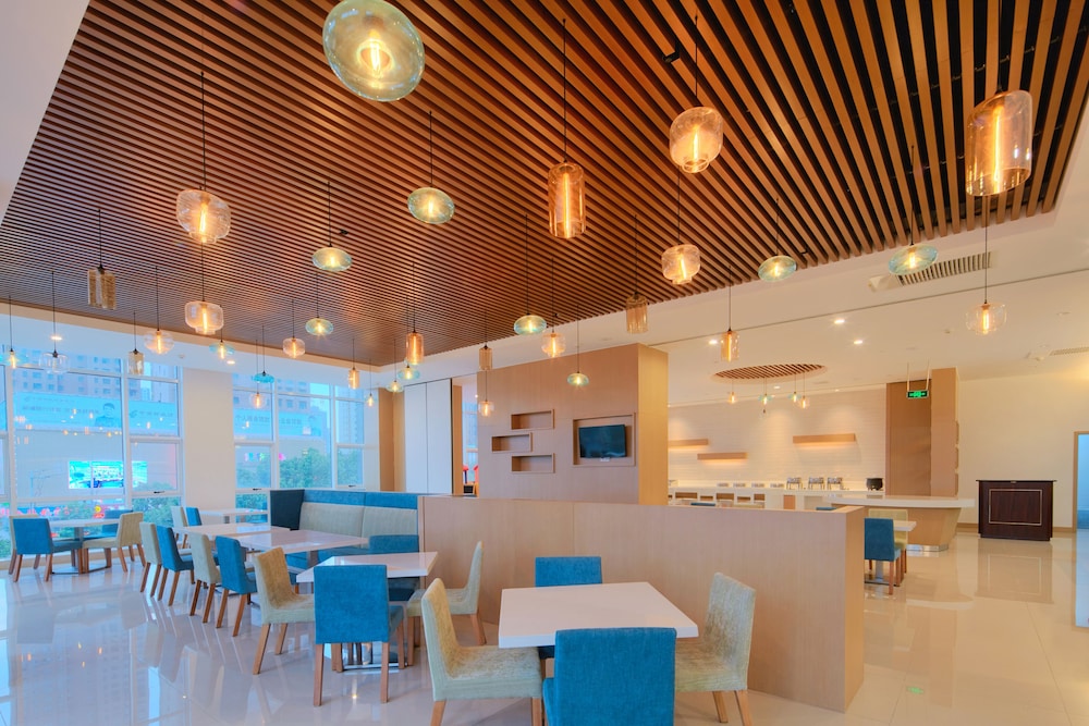 HOLIDAY INN EXPRESS LUOYANG YICHUAN 47/56