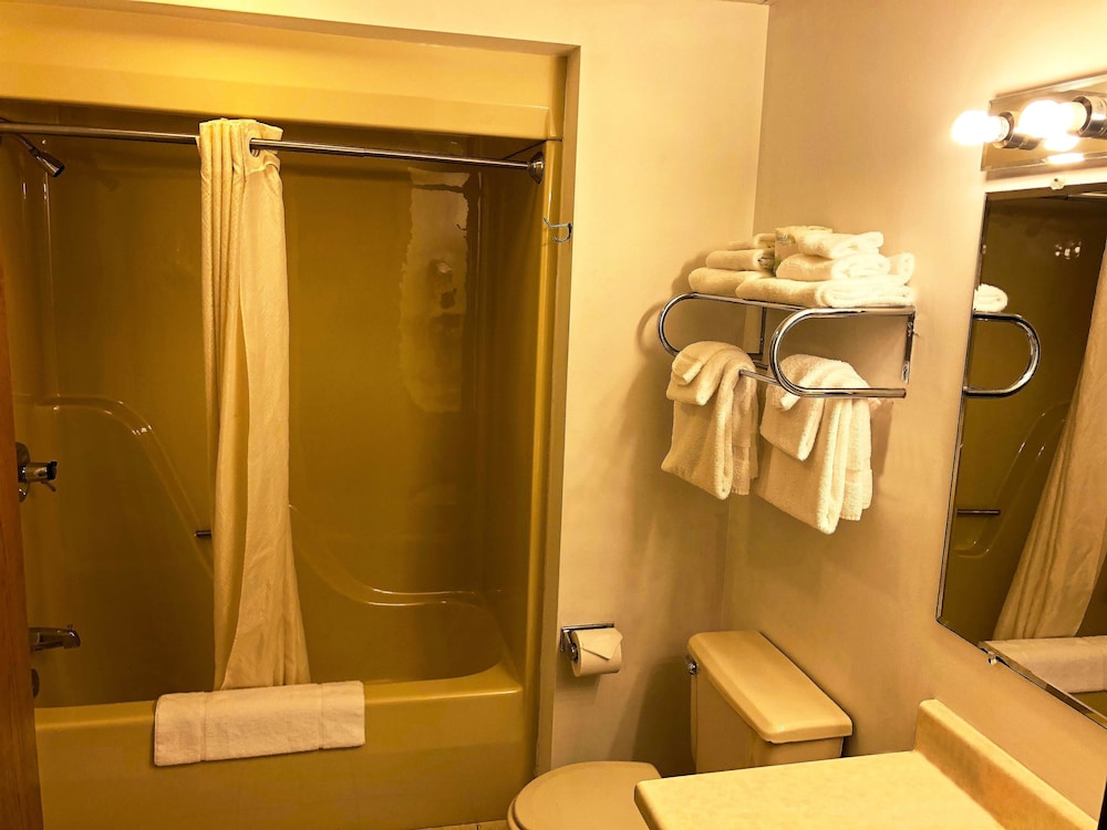 Travelodge by Wyndham Escanaba 26/46
