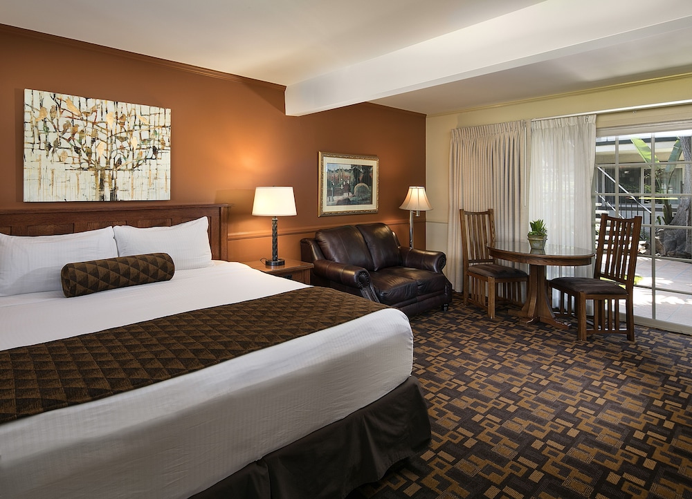 Inn By The Harbor 22/44