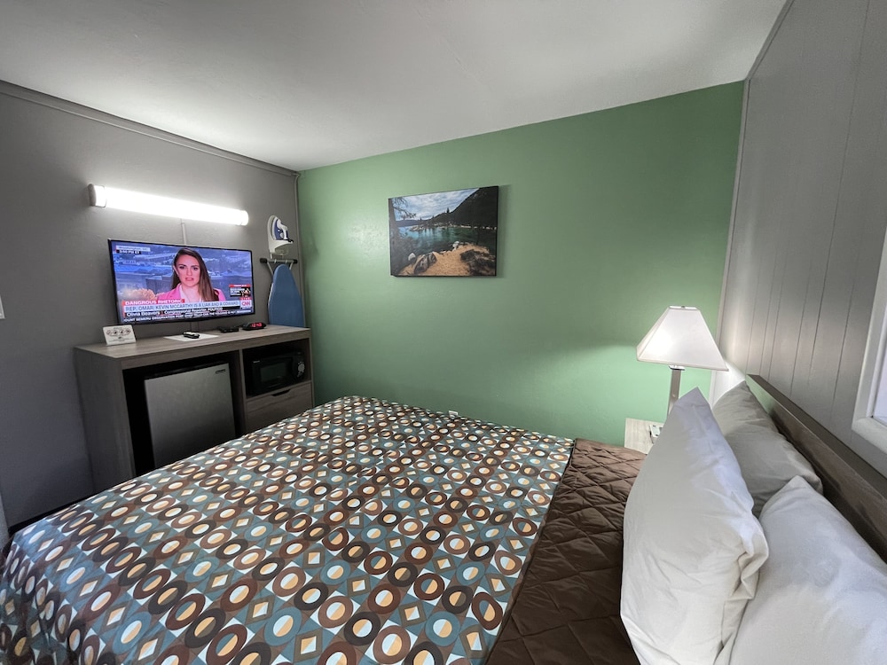 2 Bedrooms, 1 Queen and 2 Queen Beds