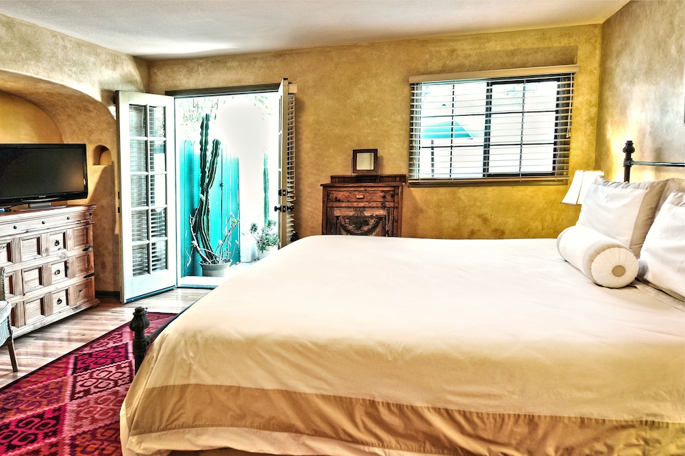 Blue Iguana Inn 25/64