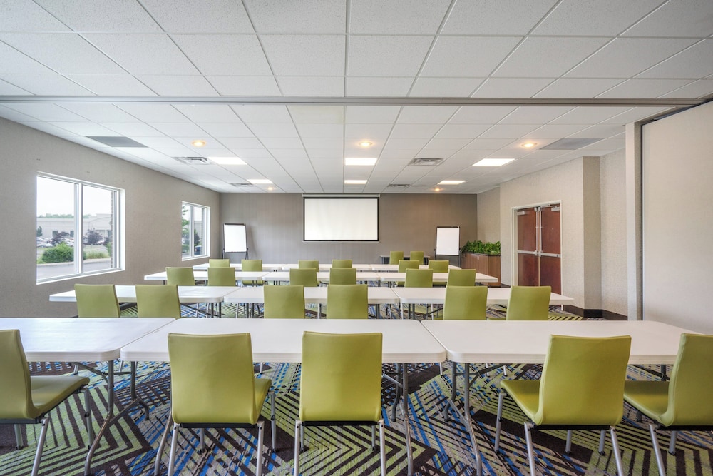 Holiday Inn Express Hotel Suites Frankfort 64/74