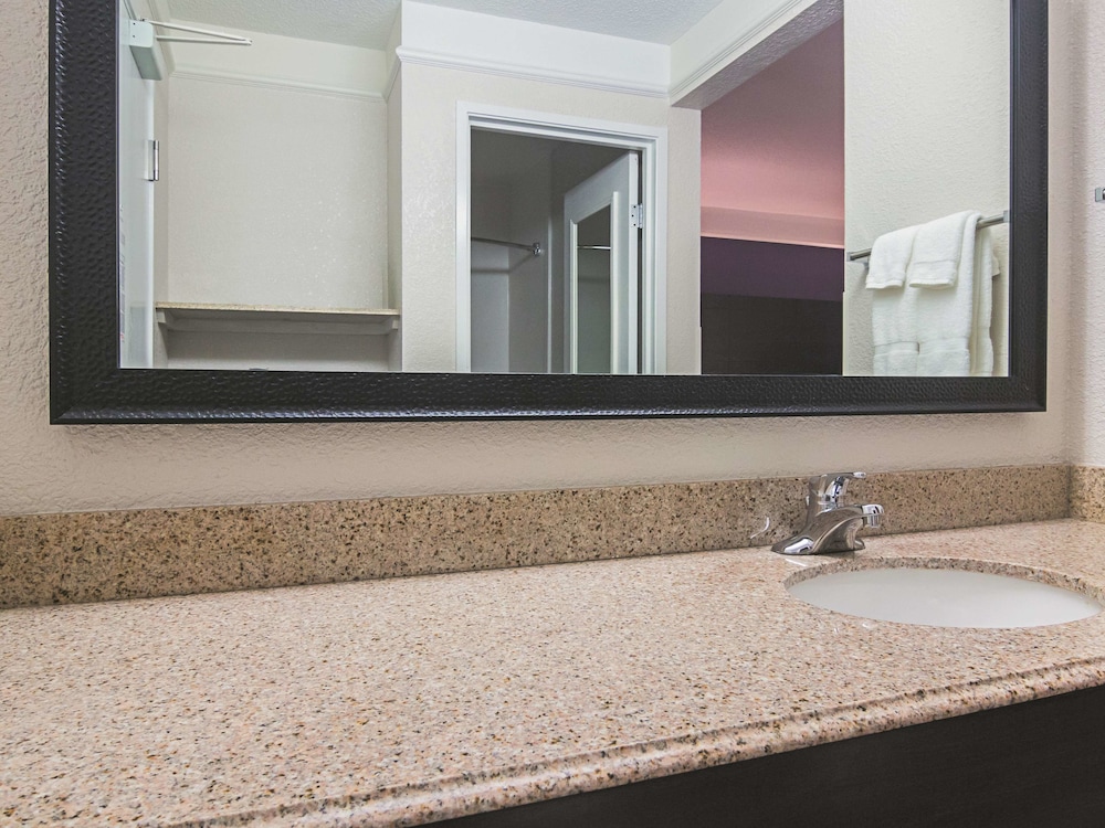 La Quinta Inn & Suites by Wyndham Detroit Utica 23/49