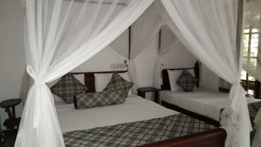 ROOM, TRIPLE, PRIVATE BATHROOM, GROUND FLOOR