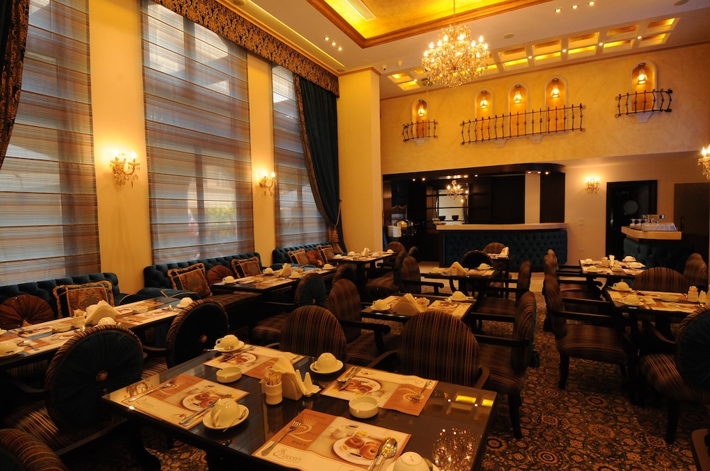 QUEENS SUITE HOTEL 45/61