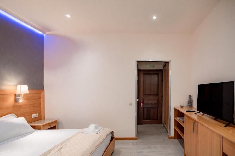 Fiori Hotel 6/50