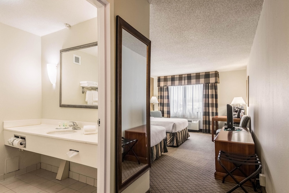 The Lux Hotel & Conference Center, Ascend Hotel Collection 19/39