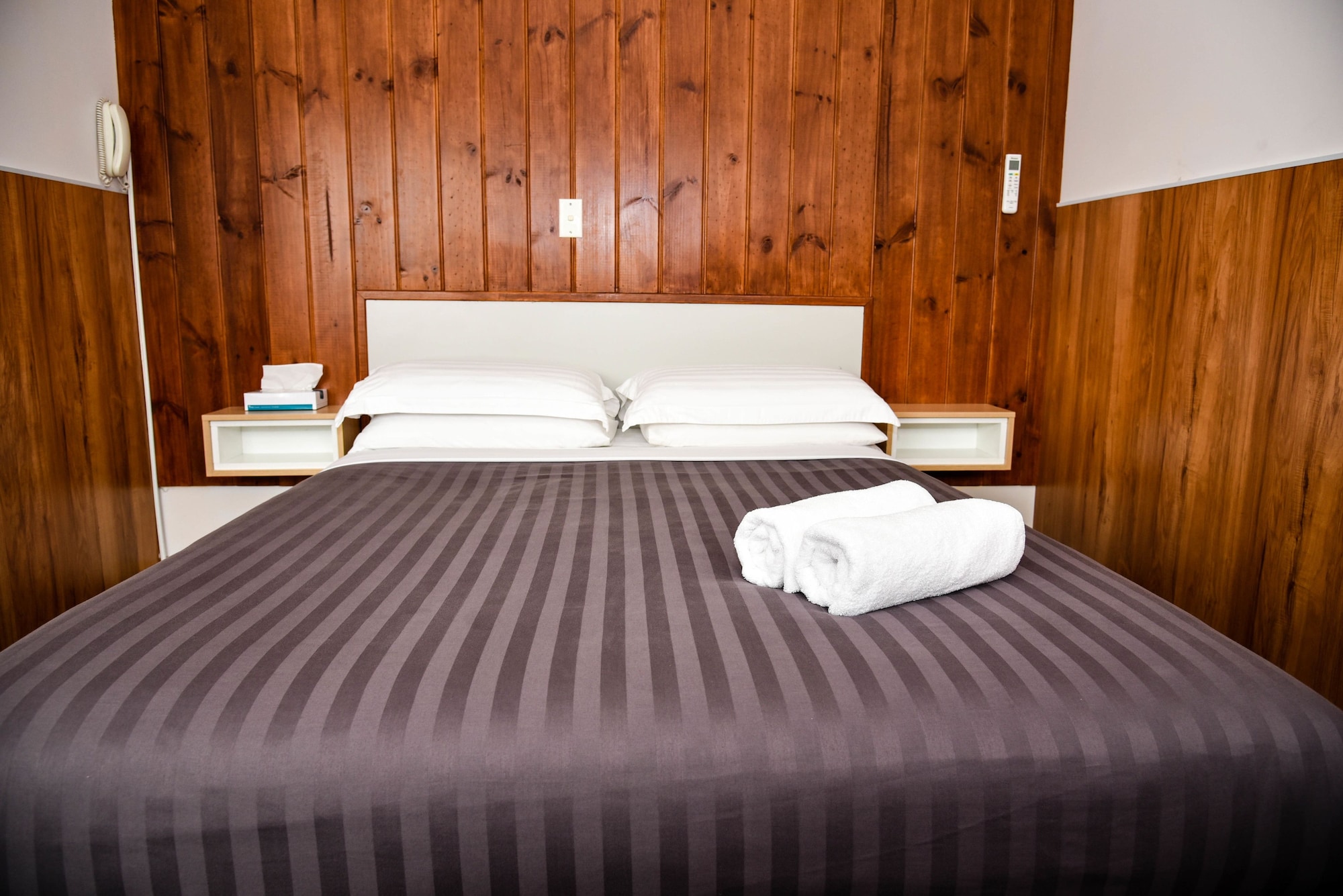 STANDARD, QUEEN BED