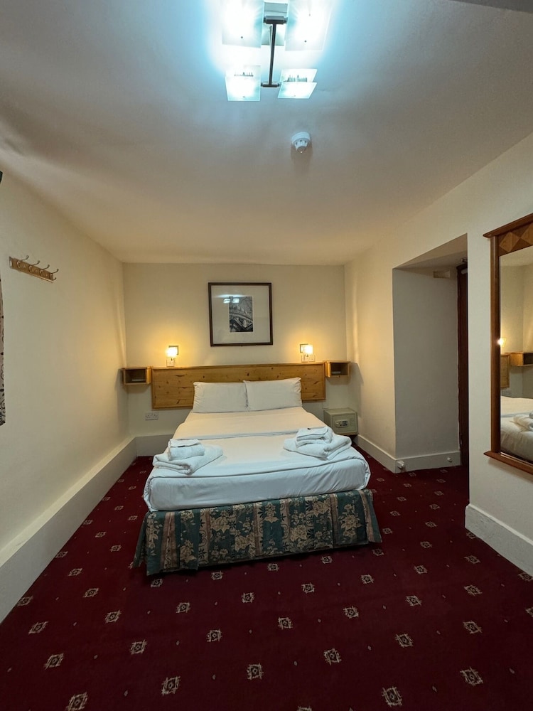 ROOM, DOUBLE BED