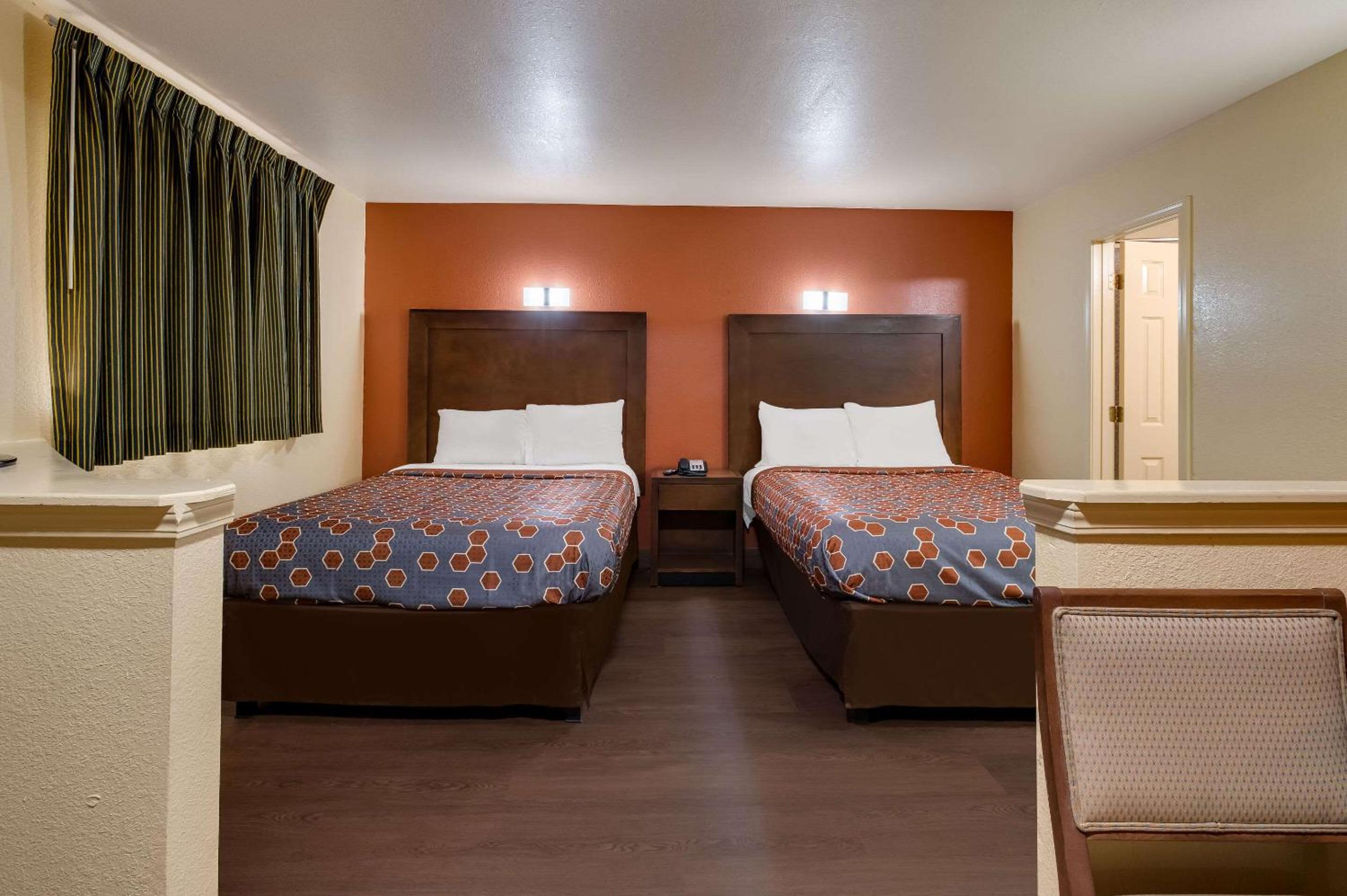 غرفة رباعية بسريرين كوين للمدخنين، New Orleans East Hotel 4/7