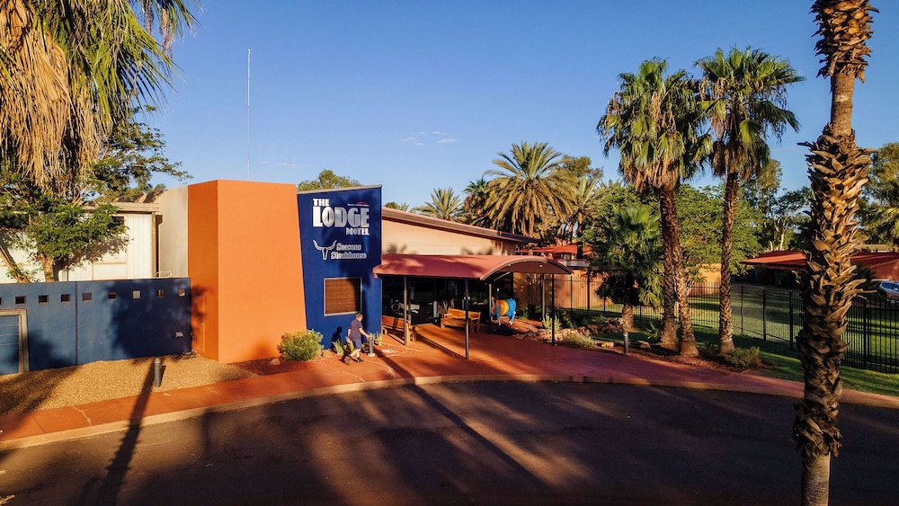 SEASONS HOTEL NEWMAN 40/44