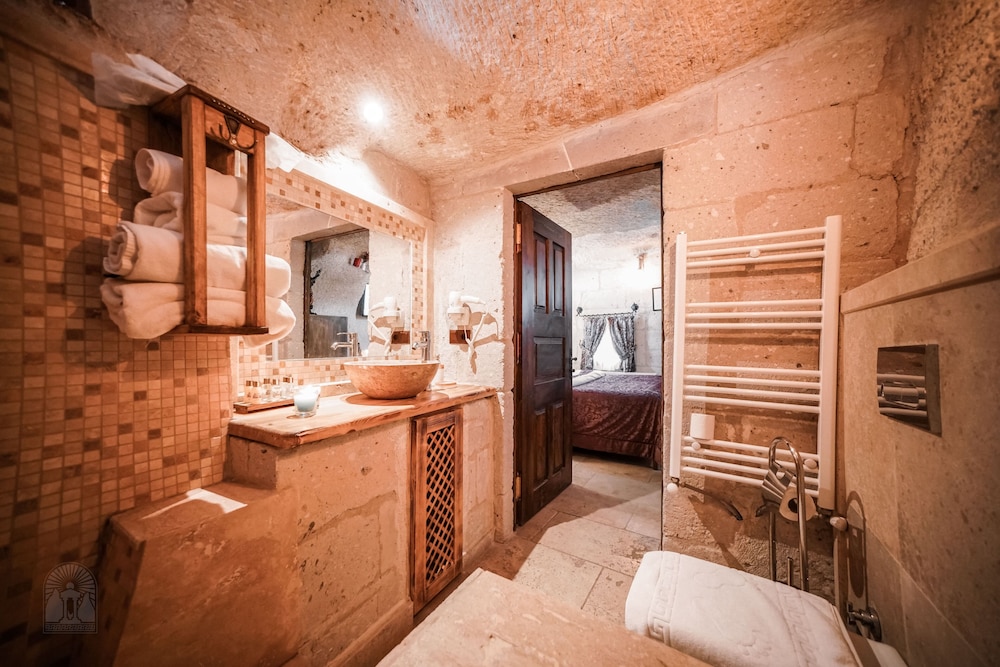 Zeus Cave Suites 24/50