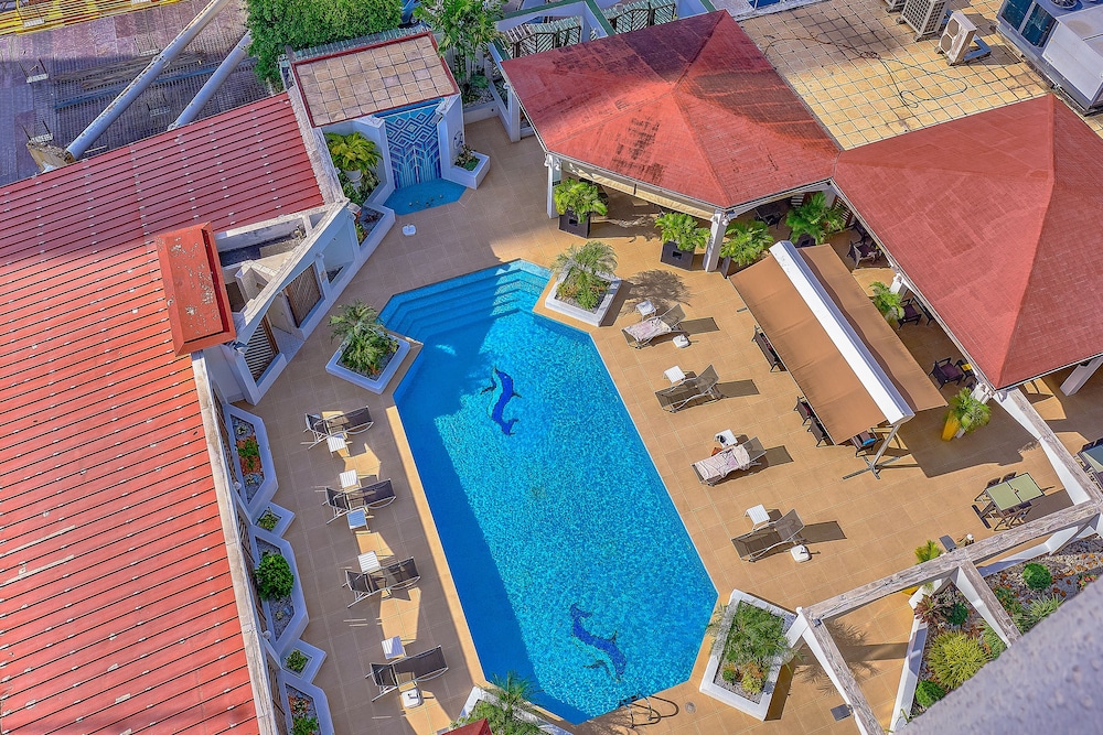 Tiama Hotel 70/72