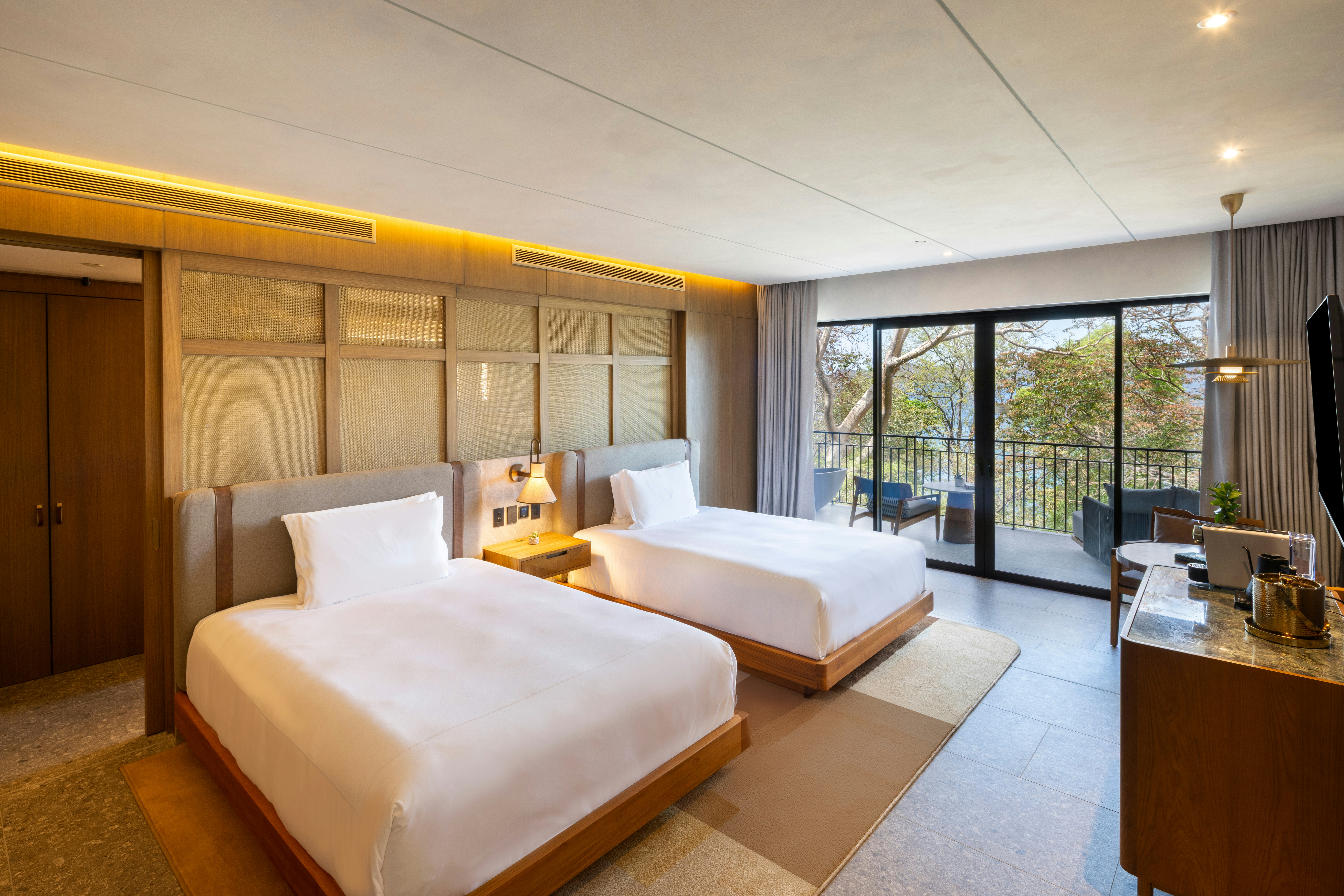 Bay, 2 Queen Beds, with View