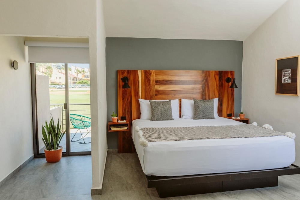 DELUXE, DOUBLE BED