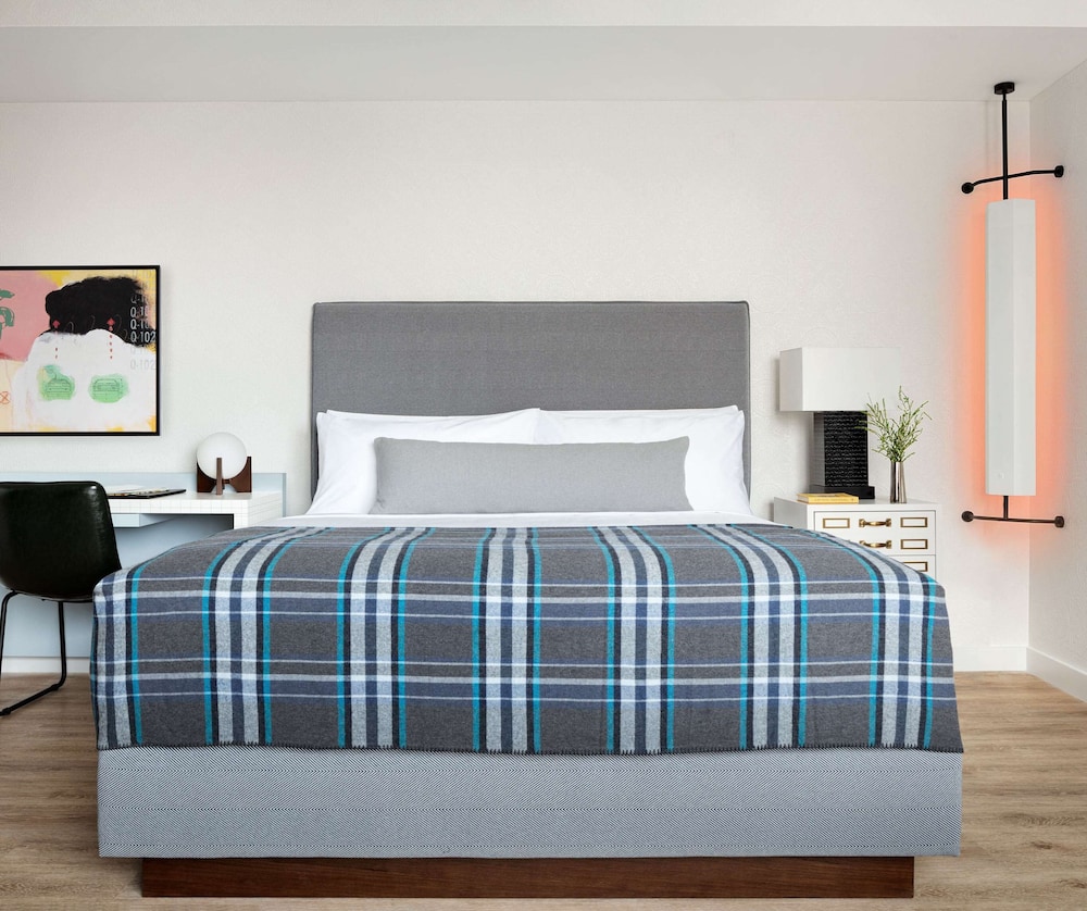 Room, King Bed, Skyline View