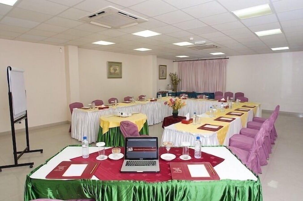 Safeer Plaza Hotel 40/50