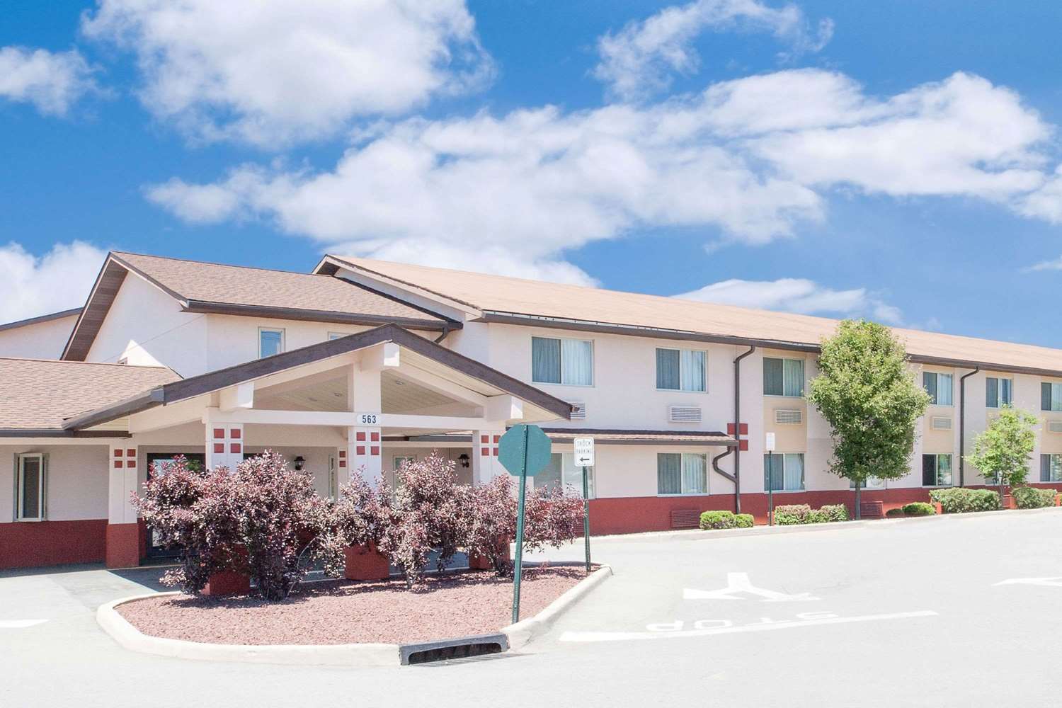 Super 8 by Wyndham Middletown 4/24