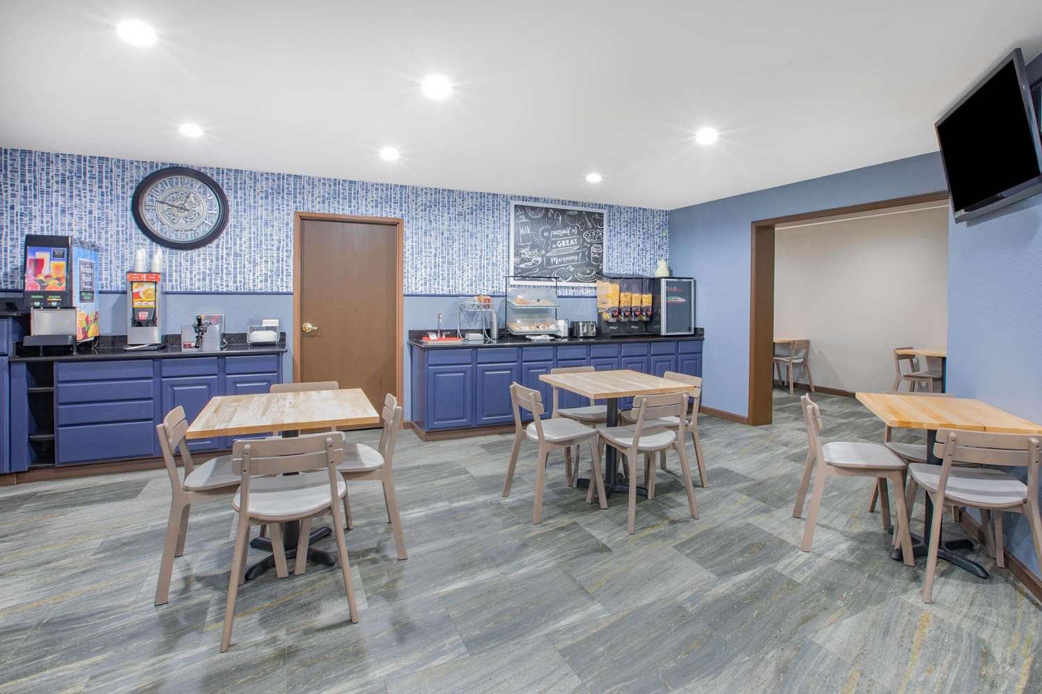 AmericInn by Wyndham Pella 30/43