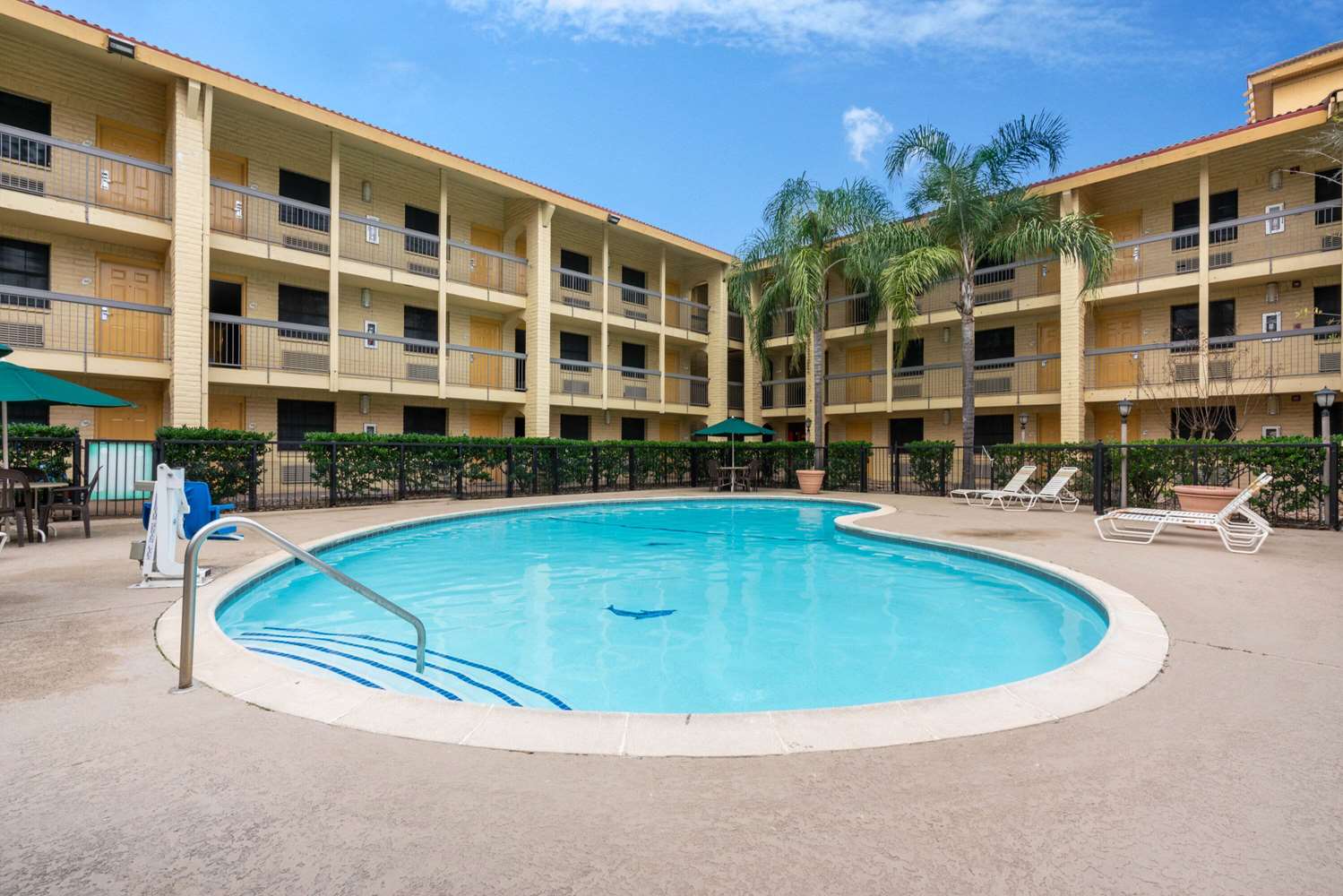 Super 8 by Wyndham The Woodlands North 32/40