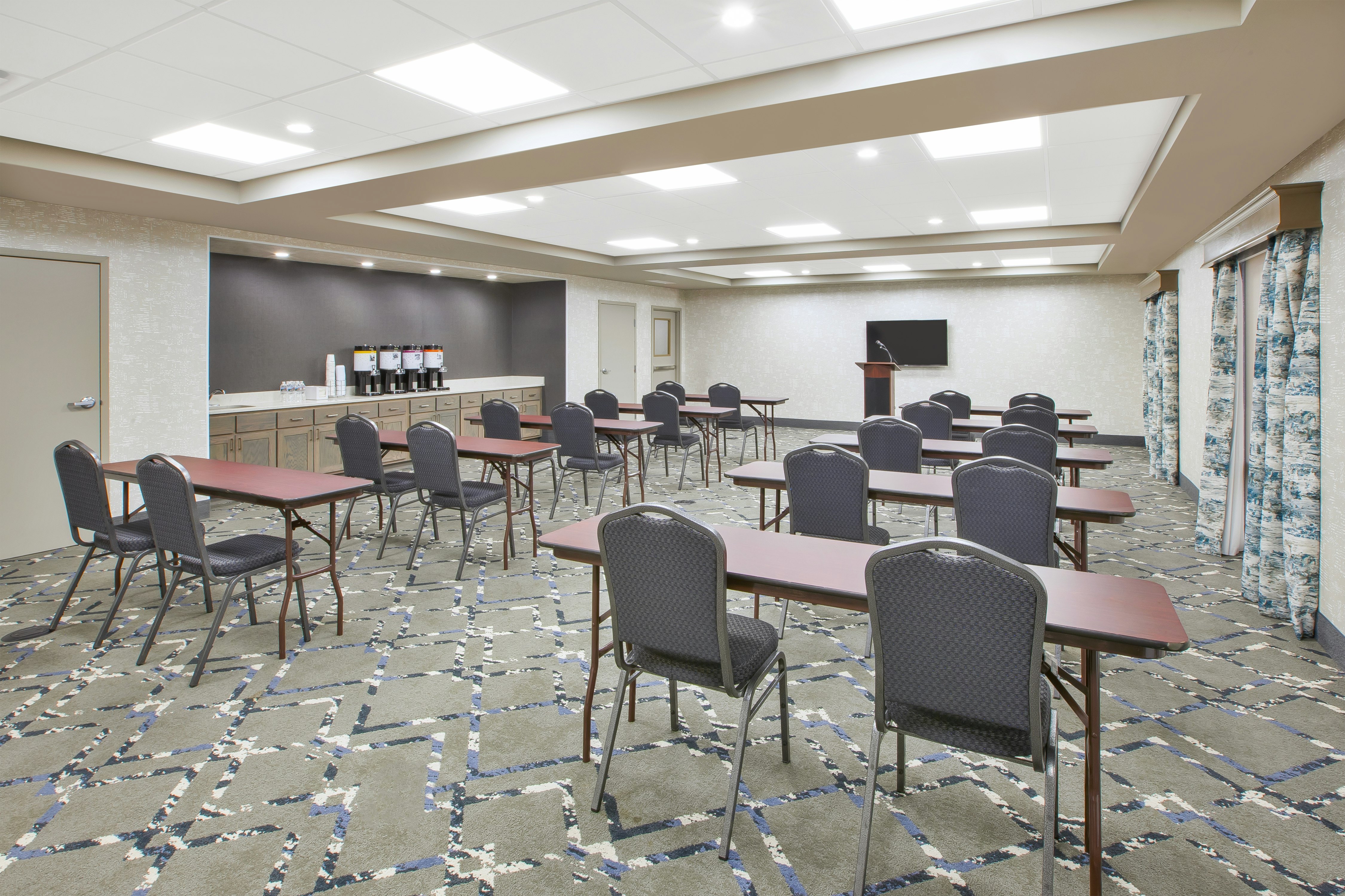 Hampton Inn Suites Cleveland Oakwood Village Oh 7/10