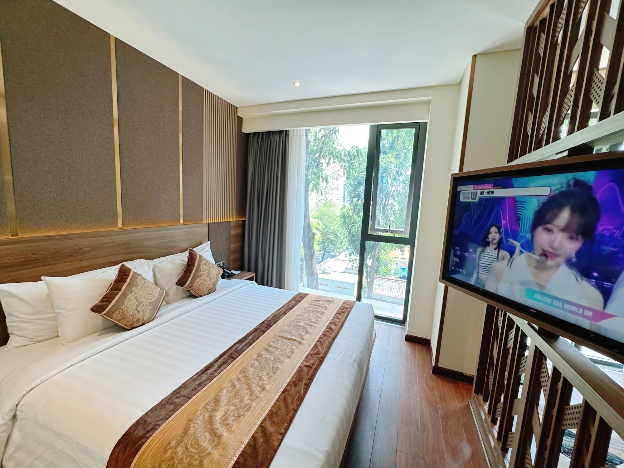 EXECUTIVE, SUITE
