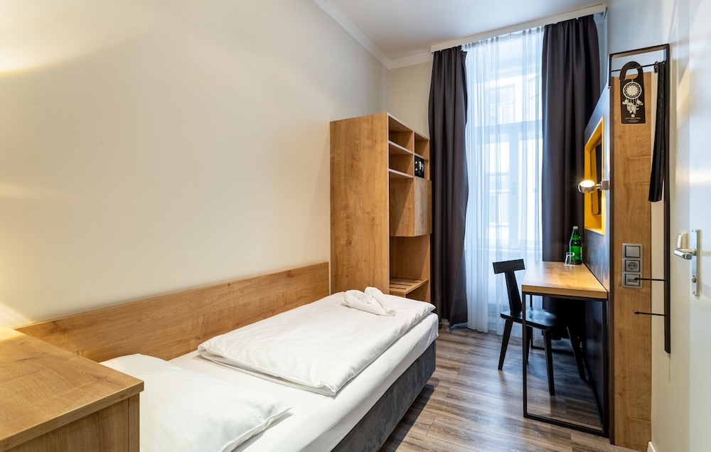 ROOM, SINGLE