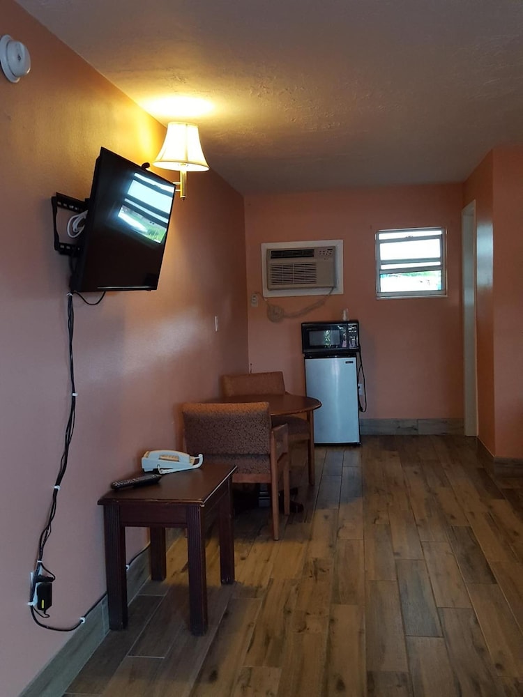 Three Oaks Motel 28/37
