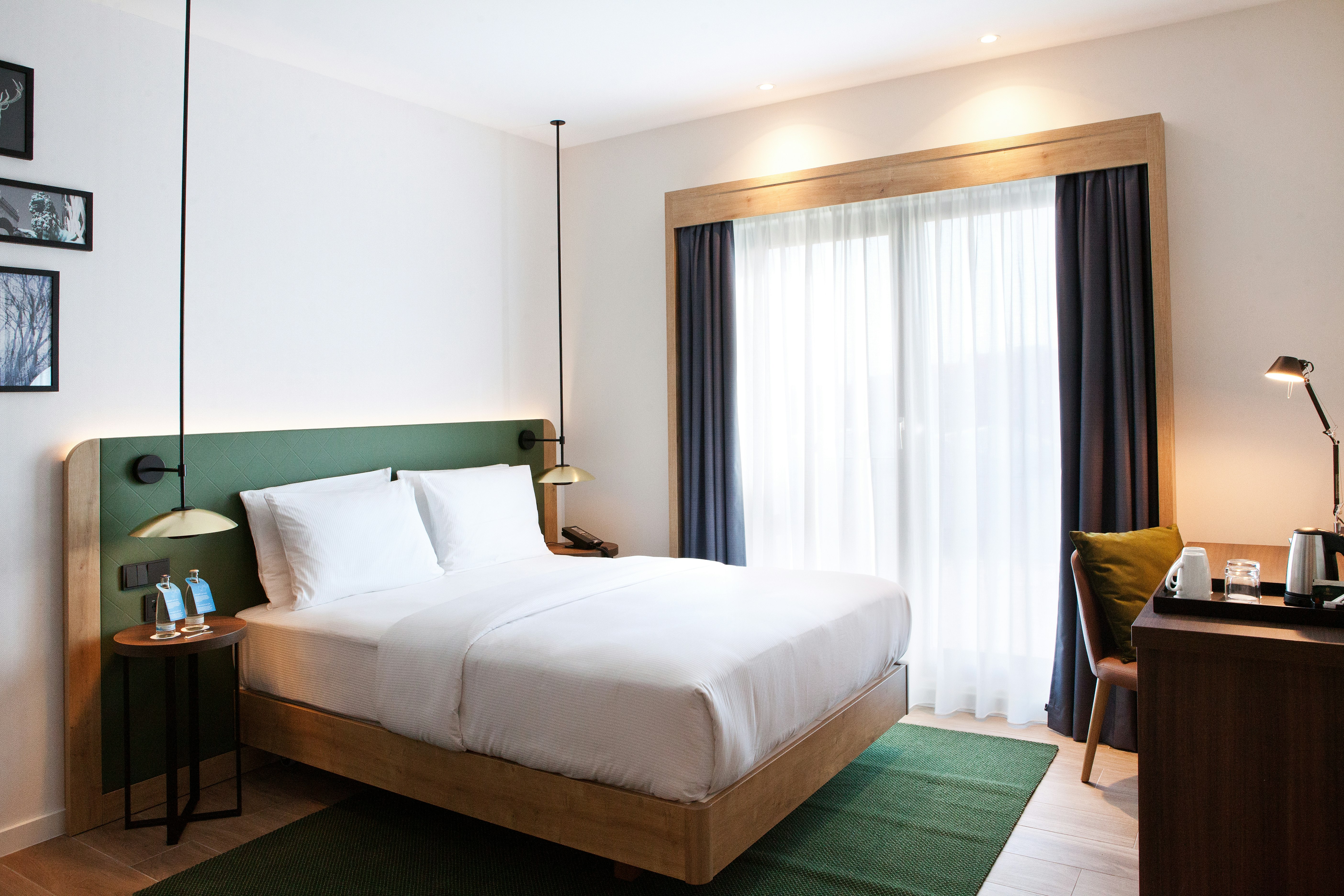 ROOM, QUEEN BED
